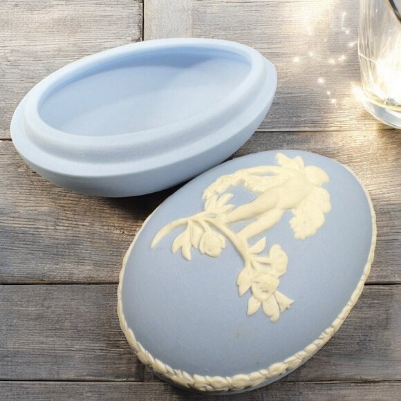 Wedgwood Blue White JasperWare Egg Lidded Trinket Box England Container Pill Box - Picture 1 of 15
